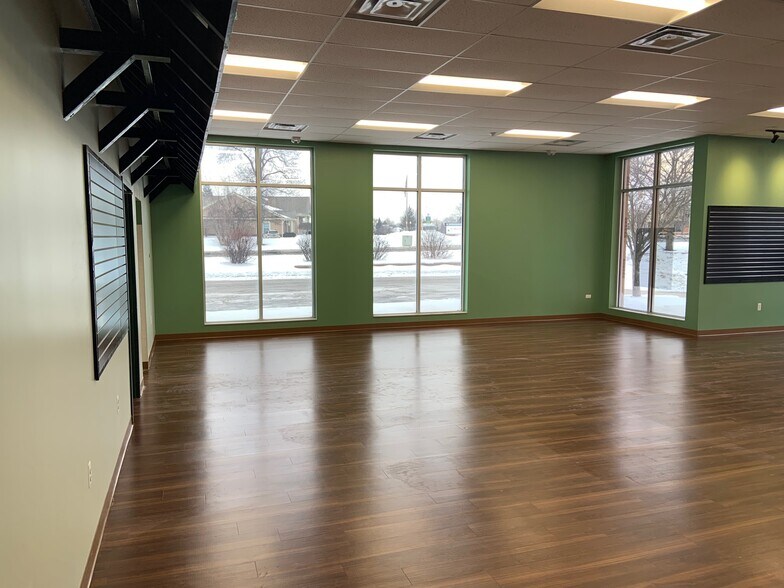 More Photos Of 9228 Highland Rd, White Lake Restaurant For Lease