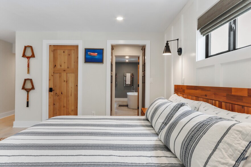 More Photos Of W4724 S Lakeshore Dr, Fontana-on-Geneva Lake Storefront For Sale