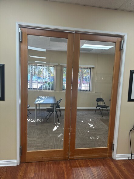 More Photos Of 16605 Sherman Way, Van Nuys Freestanding For Lease