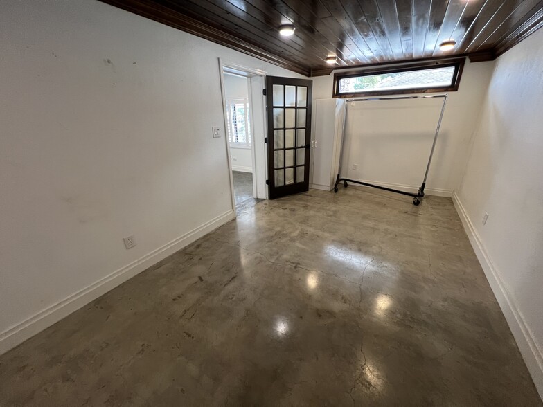 More Photos Of 2323 W Aileen St, Tampa General Retail For Lease
