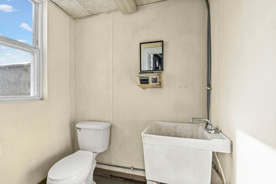 More Photos Of 1336 Main St, Dillwyn Auto Dealership For Sale