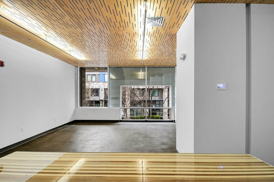 More Photos Of 2727 Western Ave, Seattle Loft Creative Space For Lease