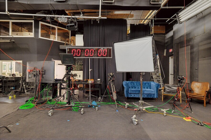 More Photos Of 14201 N Hayden Rd, Scottsdale Light Distribution For Lease