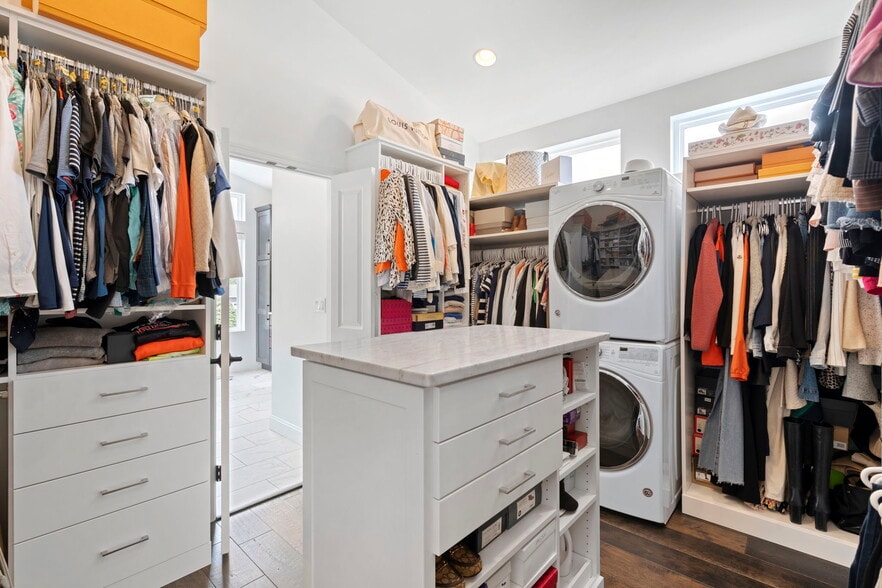 More Photos Of 612 N Lakeshore Dr, Ludington Hotel For Sale