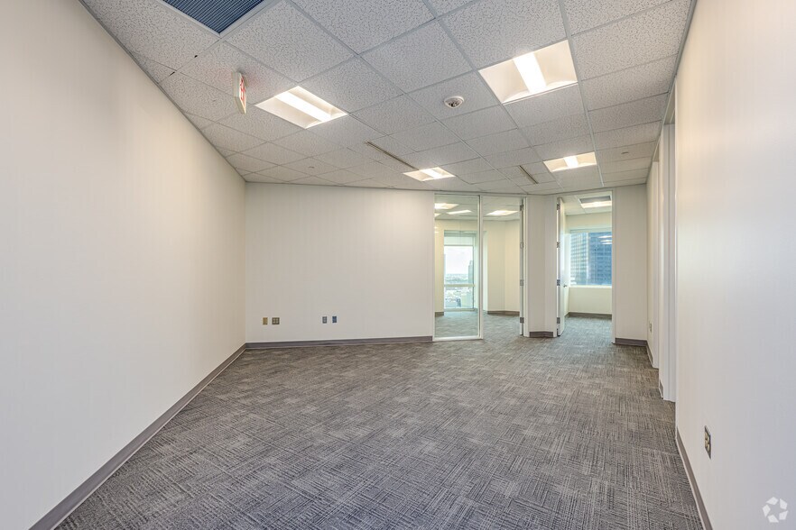 More Photos Of 365 Canal St, New Orleans Office For Lease
