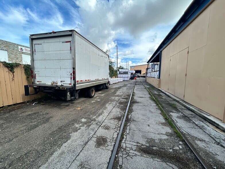 More Photos Of 2720 W 3rd ct, Hialeah Manufacturing For Lease