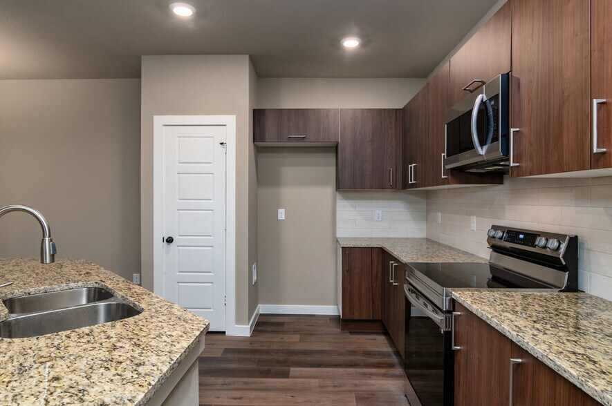 More Photos Of 632 Harvest Moon Dr, Venus Multifamily For Sale