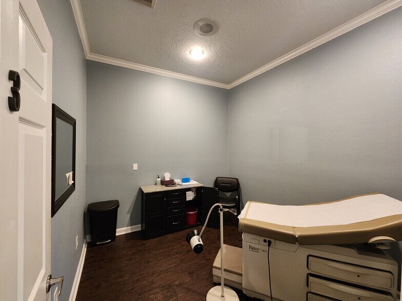 More Photos Of 225 E Edgewood Dr, Friendswood Hospital For Lease