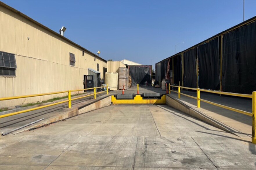 More Photos Of 4650 E Washington Blvd, Commerce Service For Lease