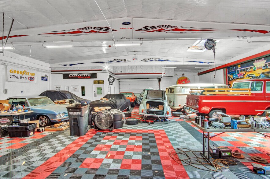 More Photos Of 18422-18428 Gault St, Reseda Warehouse For Lease