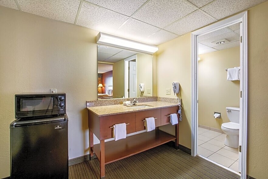 More Photos Of 1800 S Old Decker Rd, Vincennes Hotel For Sale