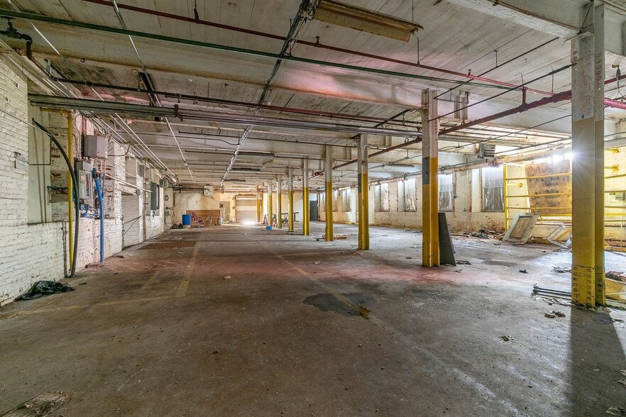 More Photos Of 1190 Huntington Rd, Huntington Manufacturing For Lease