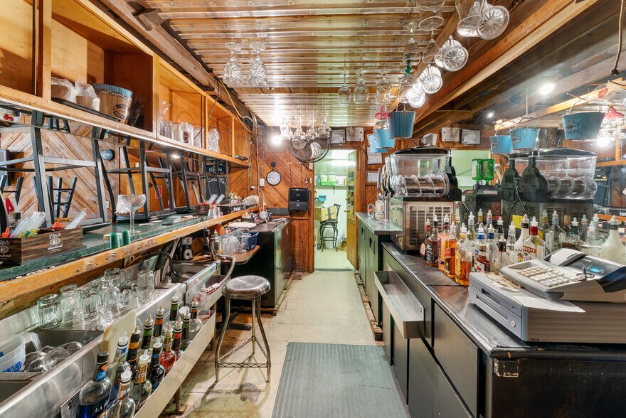More Photos Of 512 S US Highway 301, Jesup Storefront For Sale