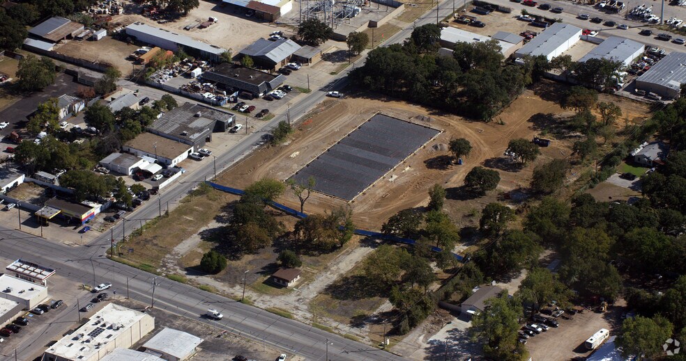 More Photos Of 2301 Higgins Ln, Haltom City Showroom For Lease