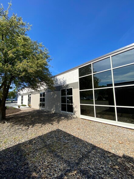 More Photos Of 487-501 Jefferson Blvd, Warwick Showroom For Lease