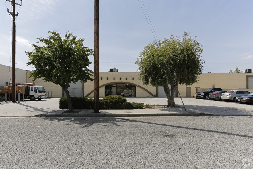 More Photos Of 14940-14954 Calvert St, Van Nuys Warehouse For Lease