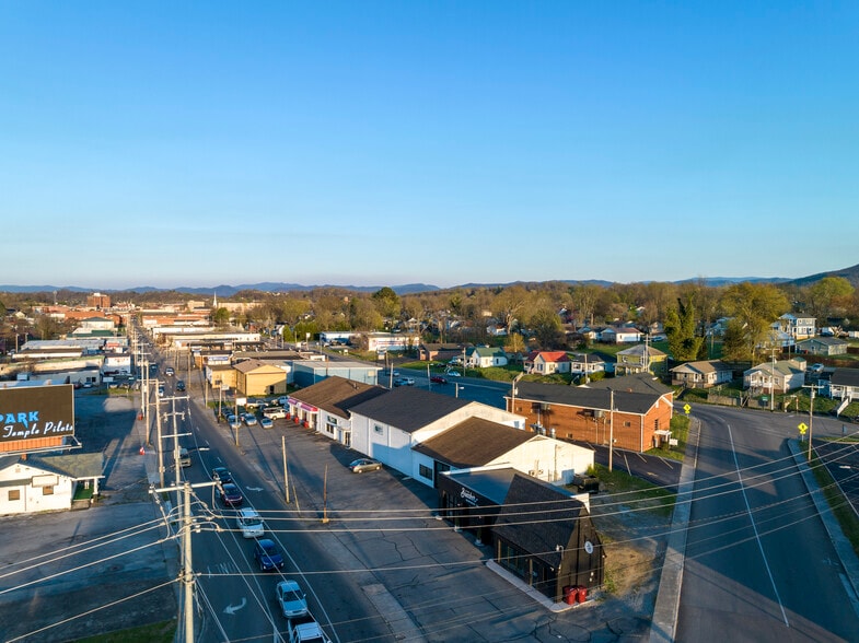 More Photos Of 525 W Market St, Johnson City Flex For Lease