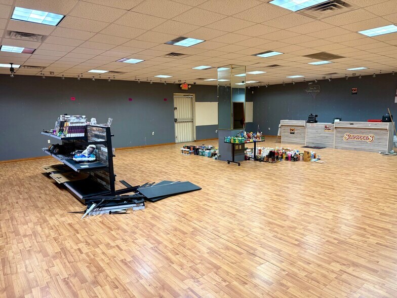 More Photos Of 5607 Kenwick St, San Antonio Showroom For Lease