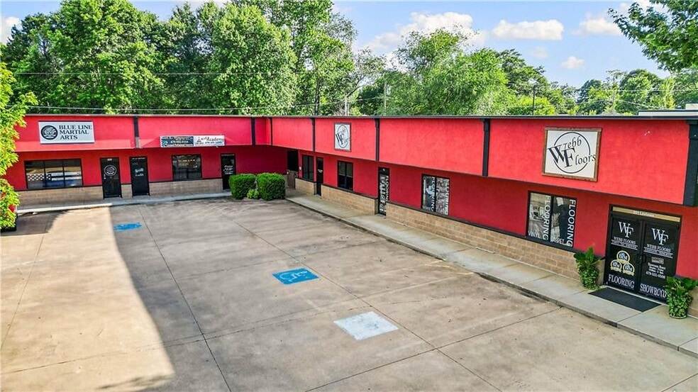 More Photos Of 201-229 Lee Town Rd, Pea Ridge Storefront For Sale