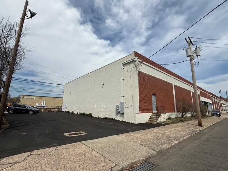 More Photos Of 135 Wood St, West Haven Warehouse For Lease
