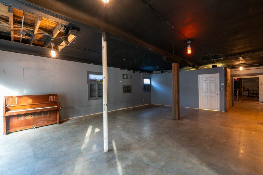 More Photos Of 1745 1st Ave S, Saint Petersburg Bar For Sale