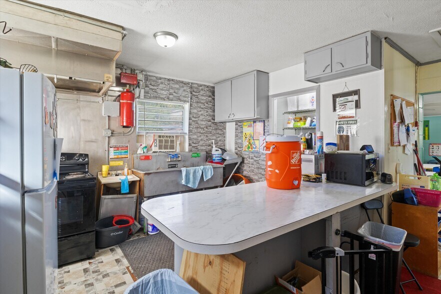 More Photos Of 327 S Adams St, Quincy Daycare Center For Sale