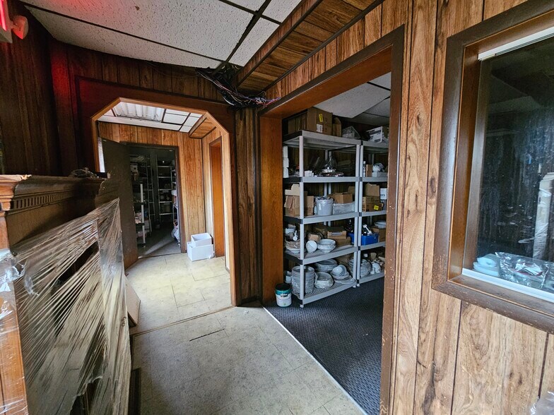 More Photos Of 46 Woodcleft Ave, Freeport Restaurant For Sale