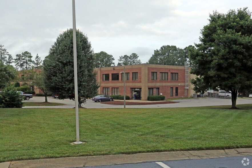 More Photos Of 2420-2428 Reliance Ave, Apex Flex For Lease