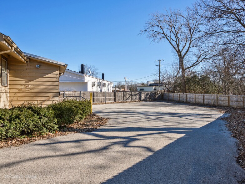 More Photos Of 1815 Dundee Rd, Northbrook Storefront Retail Office For Sale