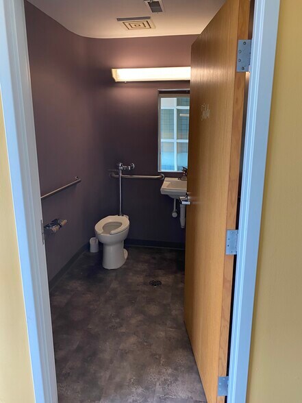 More Photos Of 750-754 Center Rd, Frankfort Office For Lease