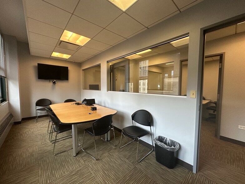 More Photos Of 111 N Wabash Ave, Chicago Office For Lease