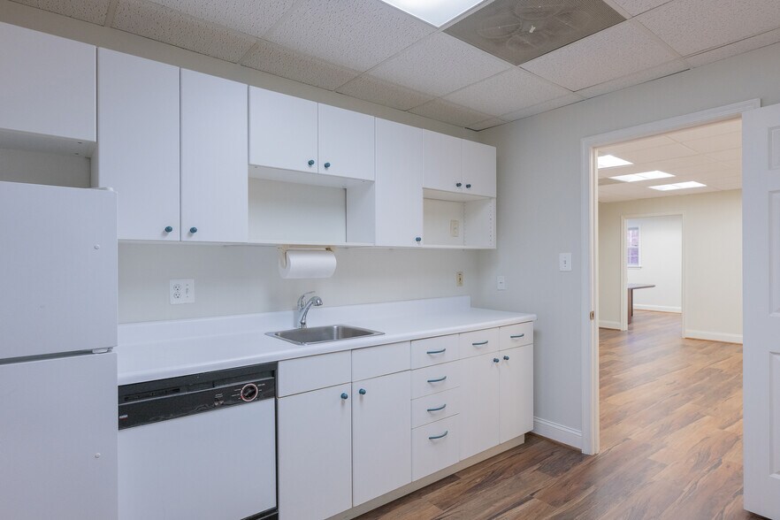 More Photos Of 10470-10476 Armstrong St, Fairfax Medical For Sale