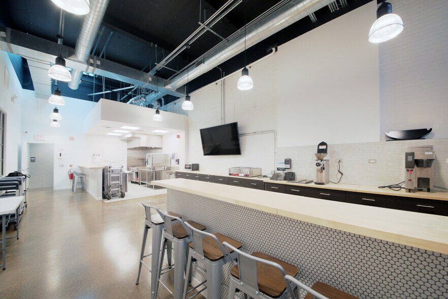 More Photos Of 900 W Cermak Rd, Chicago Warehouse For Lease