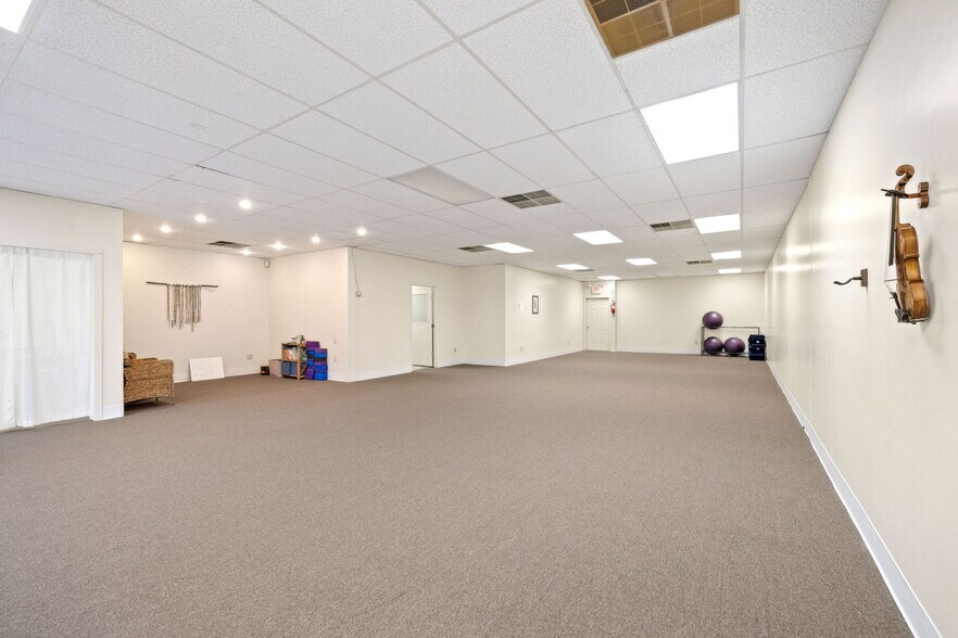 More Photos Of 323 Gonic Rd, Rochester Storefront Retail Office For Lease