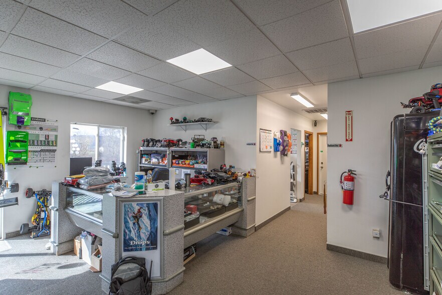 More Photos Of 751 Riverside Dr, Coquille Showroom For Sale