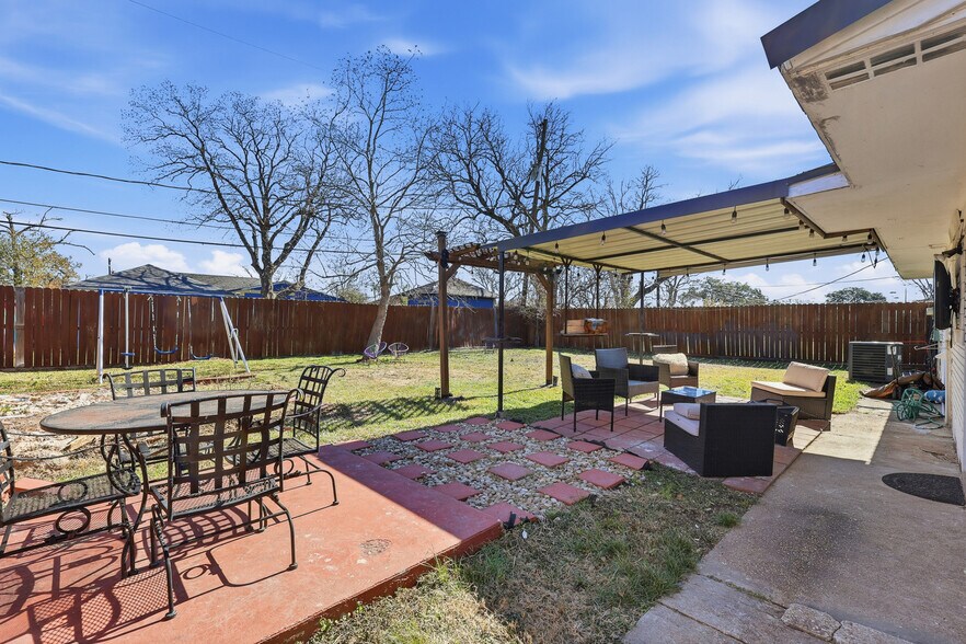 More Photos Of 2205 Strawberry Rd, Pasadena Flex For Sale