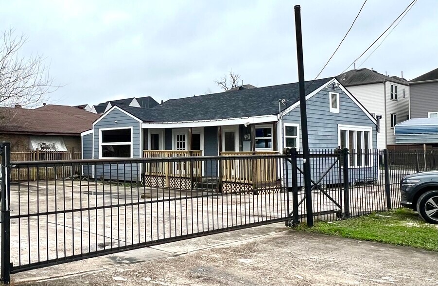 Primary Photo Of 251 W 28th St, Houston Restaurant For Lease