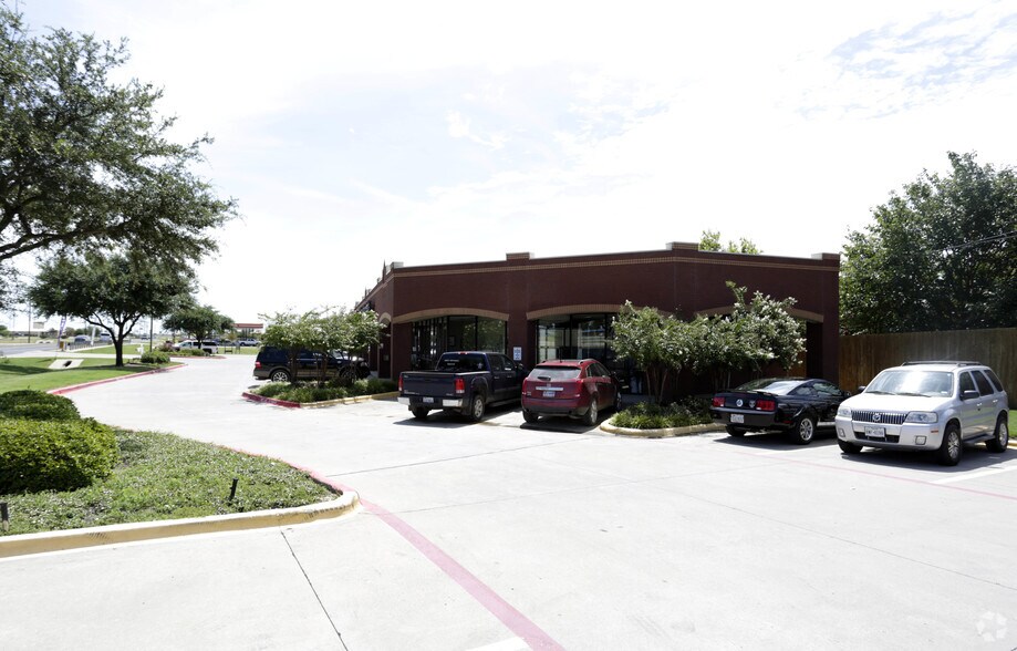 More Photos Of 900 E McCart St, Krum Unknown For Lease