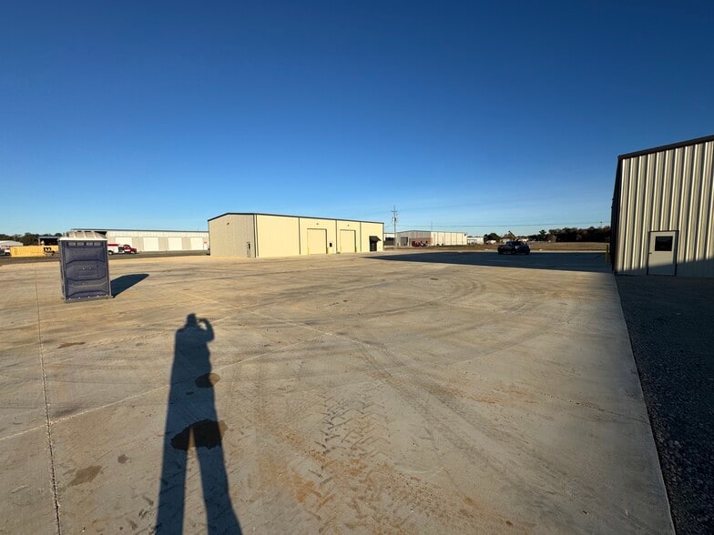 More Photos Of 107 Aerosmith Dr, Richland Light Distribution For Lease