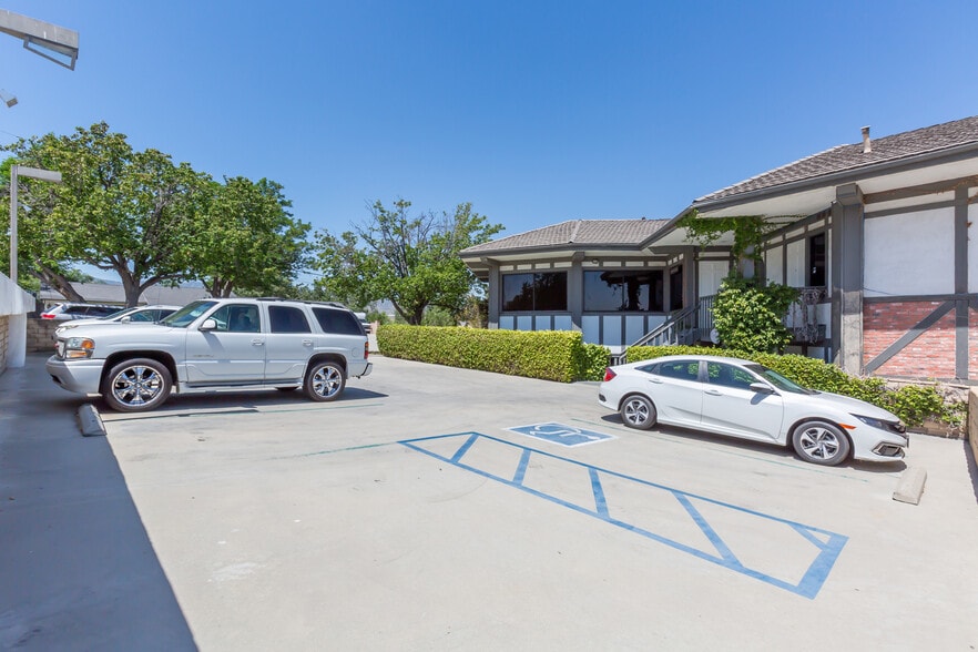 More Photos Of 23030 Lyons Ave, Santa Clarita Medical For Lease