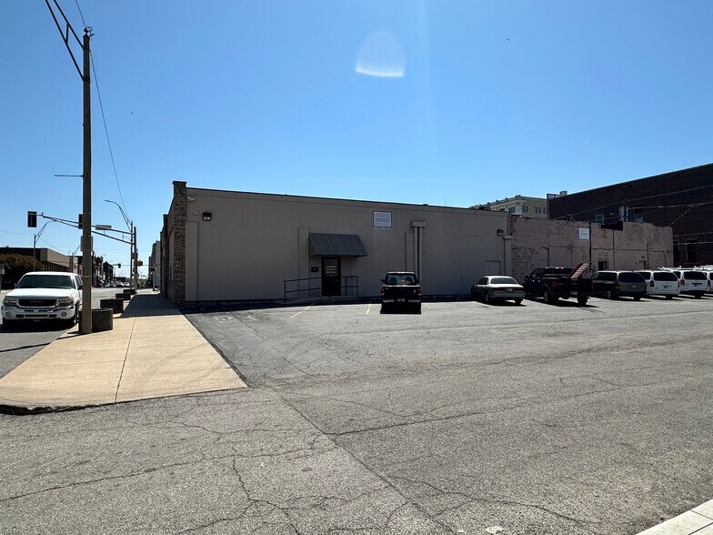 More Photos Of 201 W 3rd St, Marion General Retail For Sale