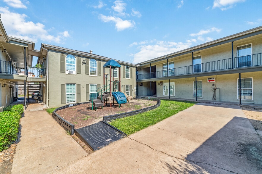 More Photos Of 8330 Carvel Ln, Houston Apartments For Sale