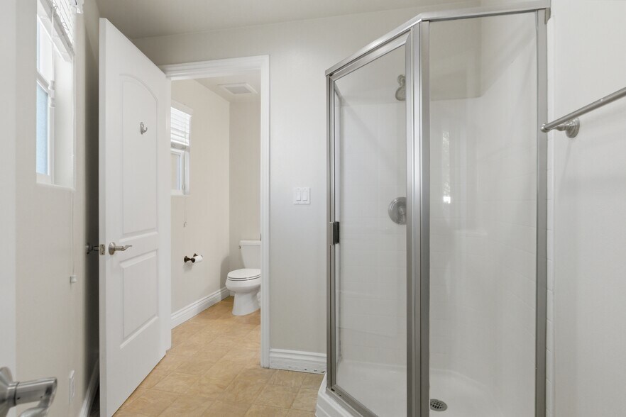 More Photos Of 1101 East Ave, Burbank Apartments For Sale