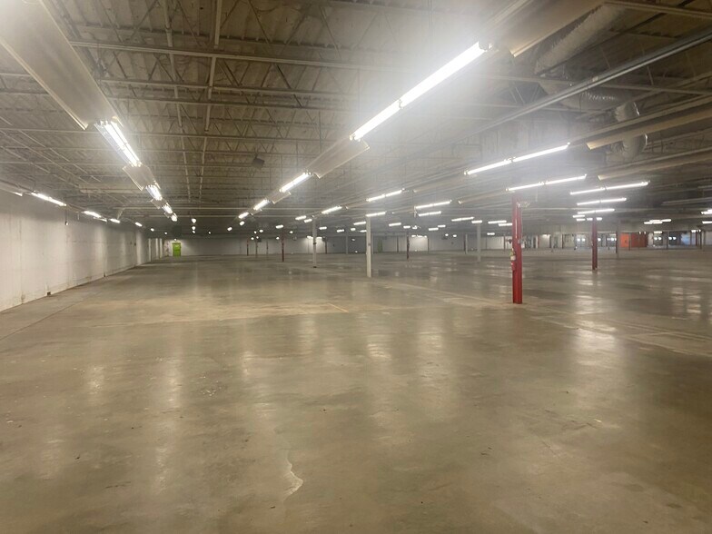 More Photos Of 302 Klaby Meaux Rd, Kaplan Distribution For Lease