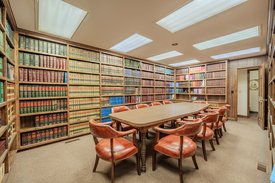 More Photos Of 40 W Main St, Savannah Office For Sale