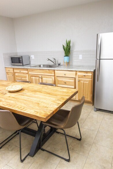 More Photos Of 916 S Locust St, Denton Warehouse For Lease