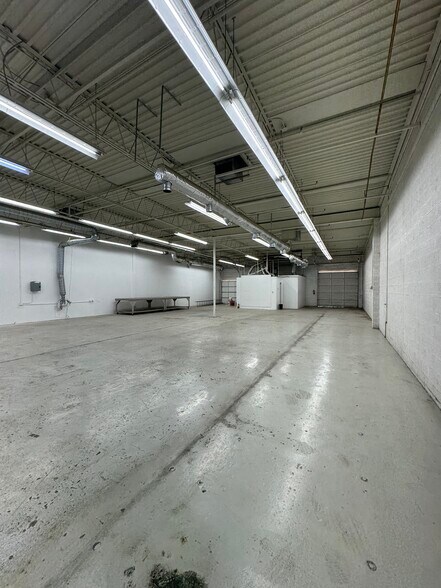 More Photos Of 910 S Hohokam Dr, Tempe Warehouse For Lease