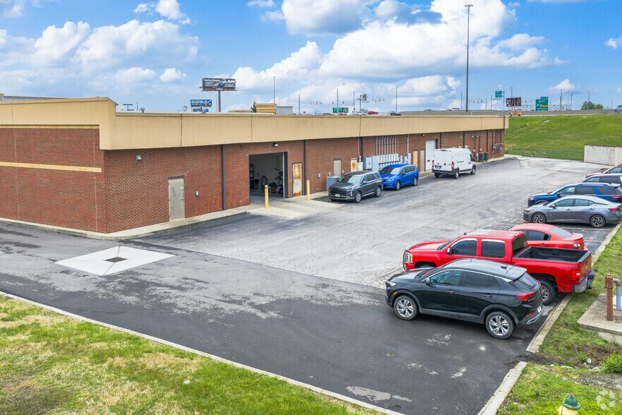 More Photos Of 1370 Veterans Pky, Clarksville Restaurant For Lease