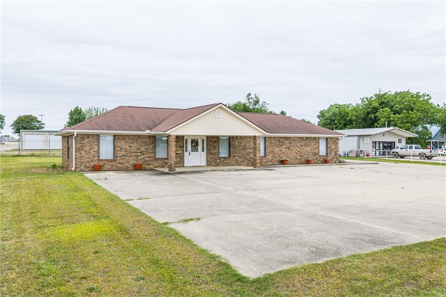 More Photos Of 706 W Broadway St, Spiro Medical For Sale