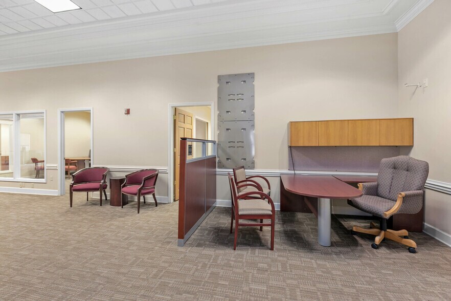 More Photos Of 1997 Capital Cir NE, Tallahassee Bank For Lease